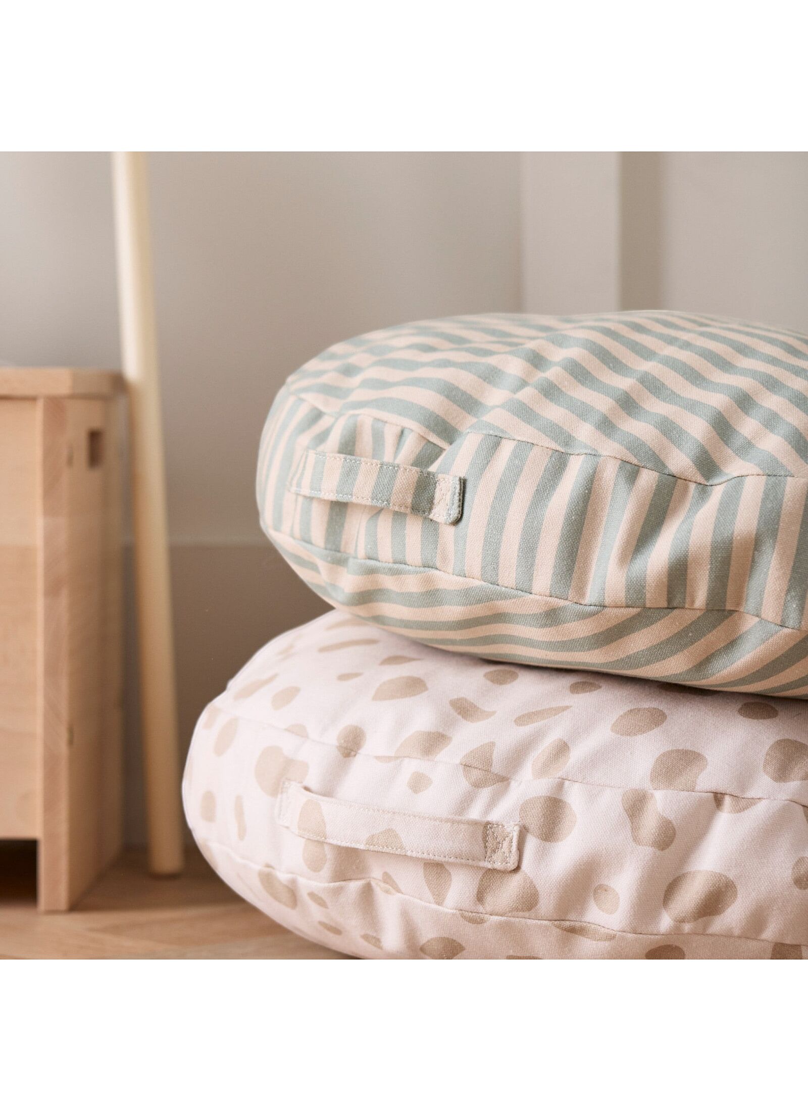 FLOOR CUSHION WITH PARLIAMENTS