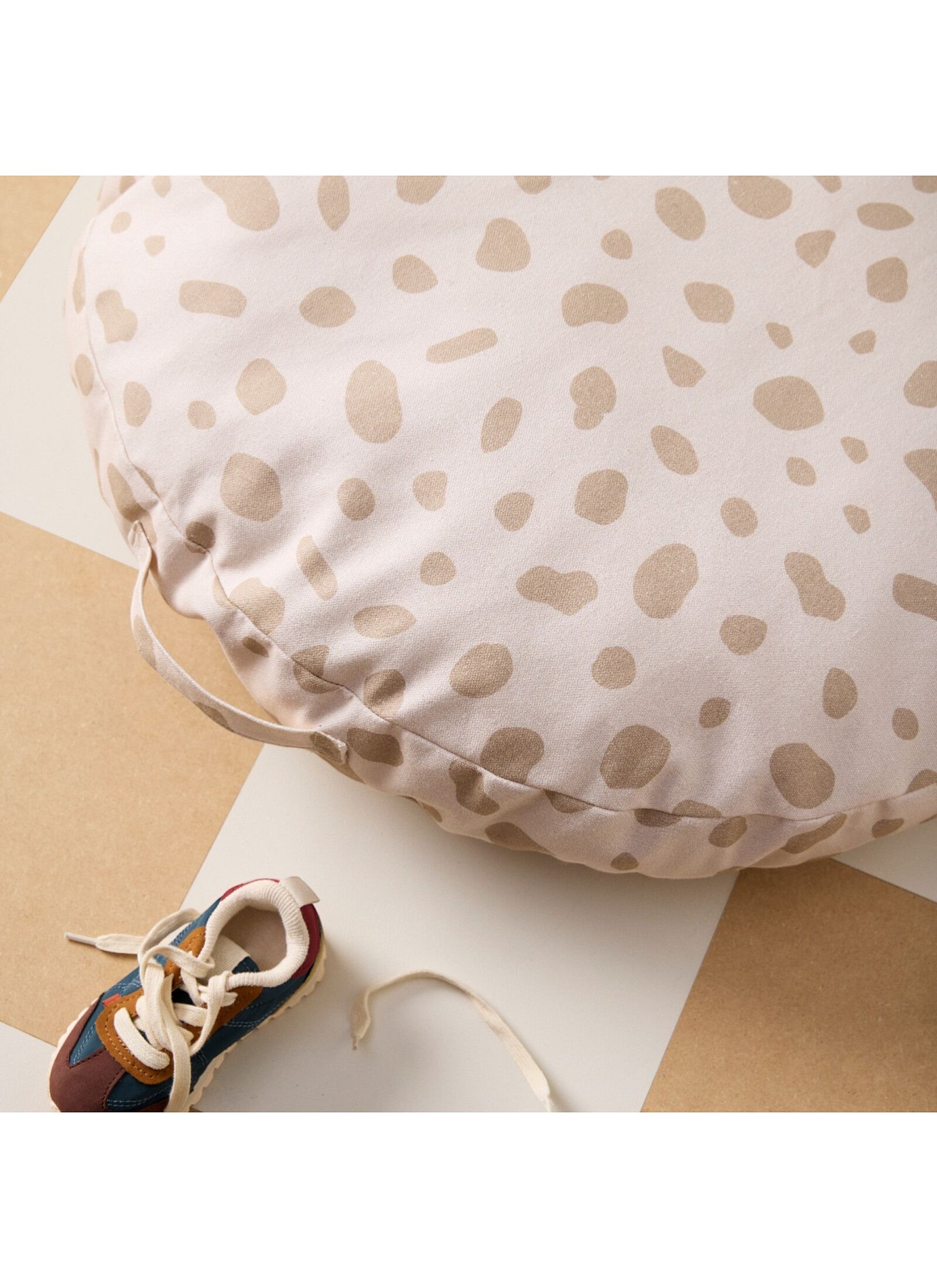 FLOOR CUSHION WITH PARLIAMENTS