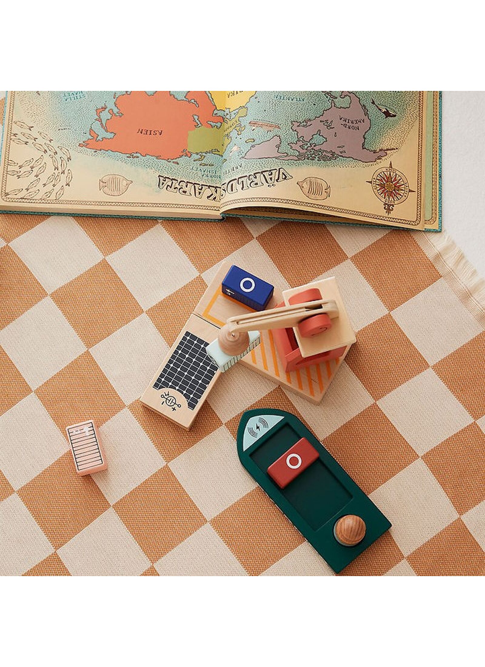 WOODEN CONTAINER PORT