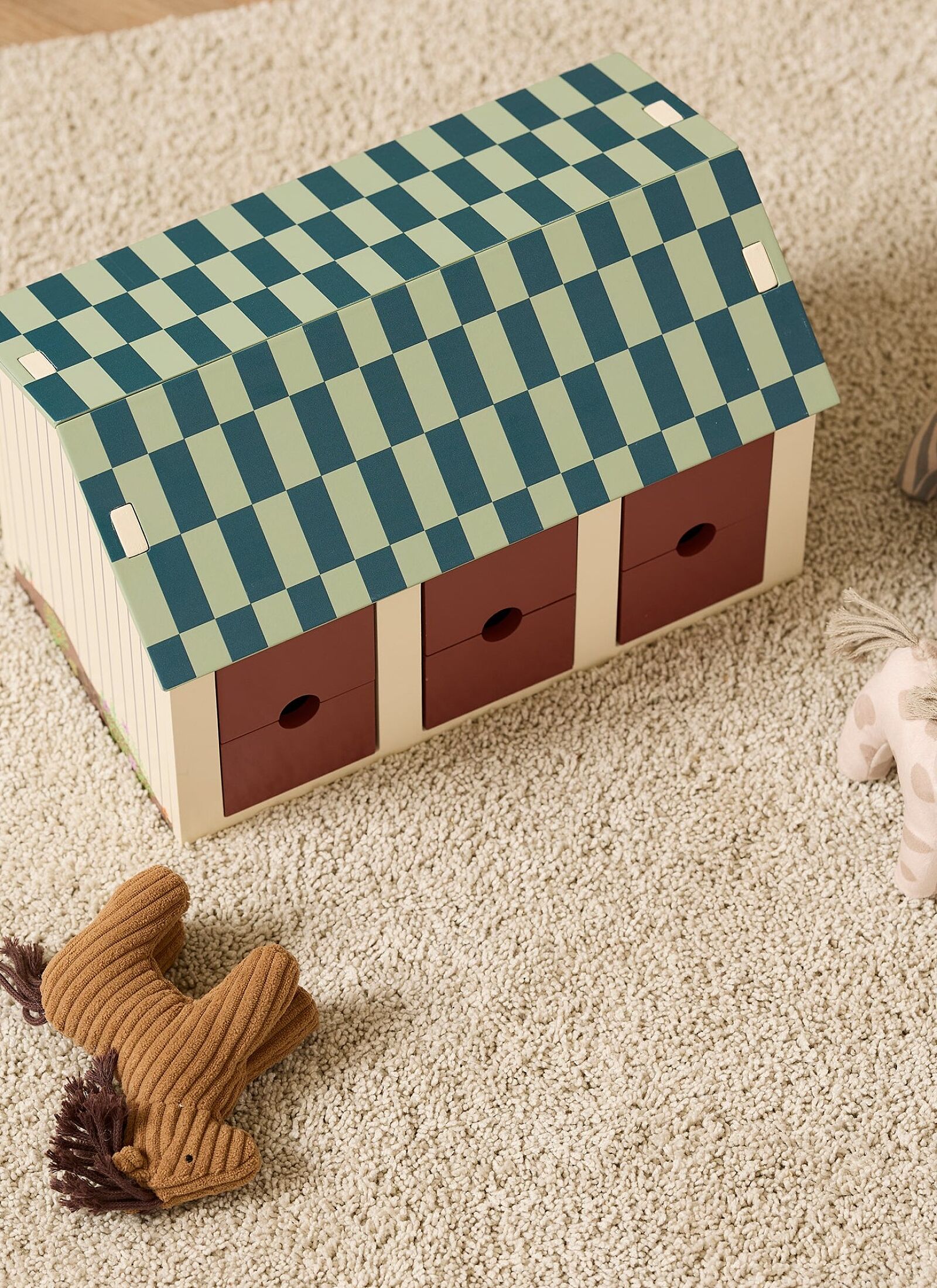 WOODEN STABLE WITH 3 HORSES