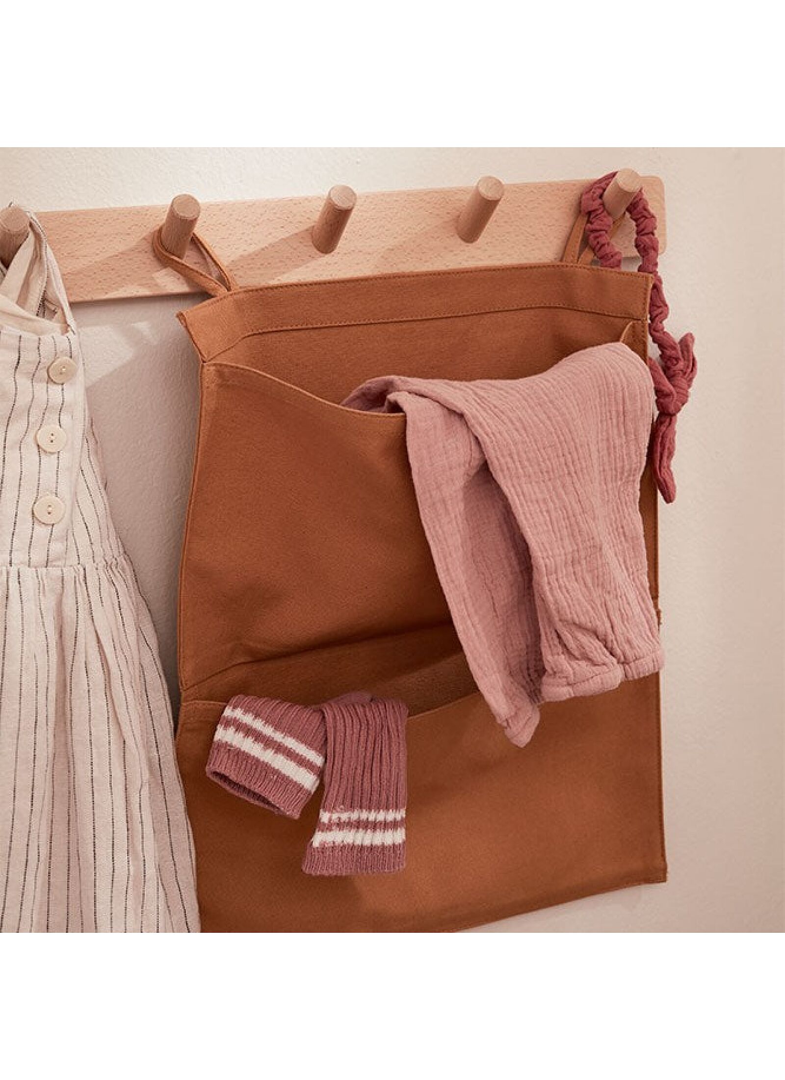 HANGING WALL ORGANIZER BROWN