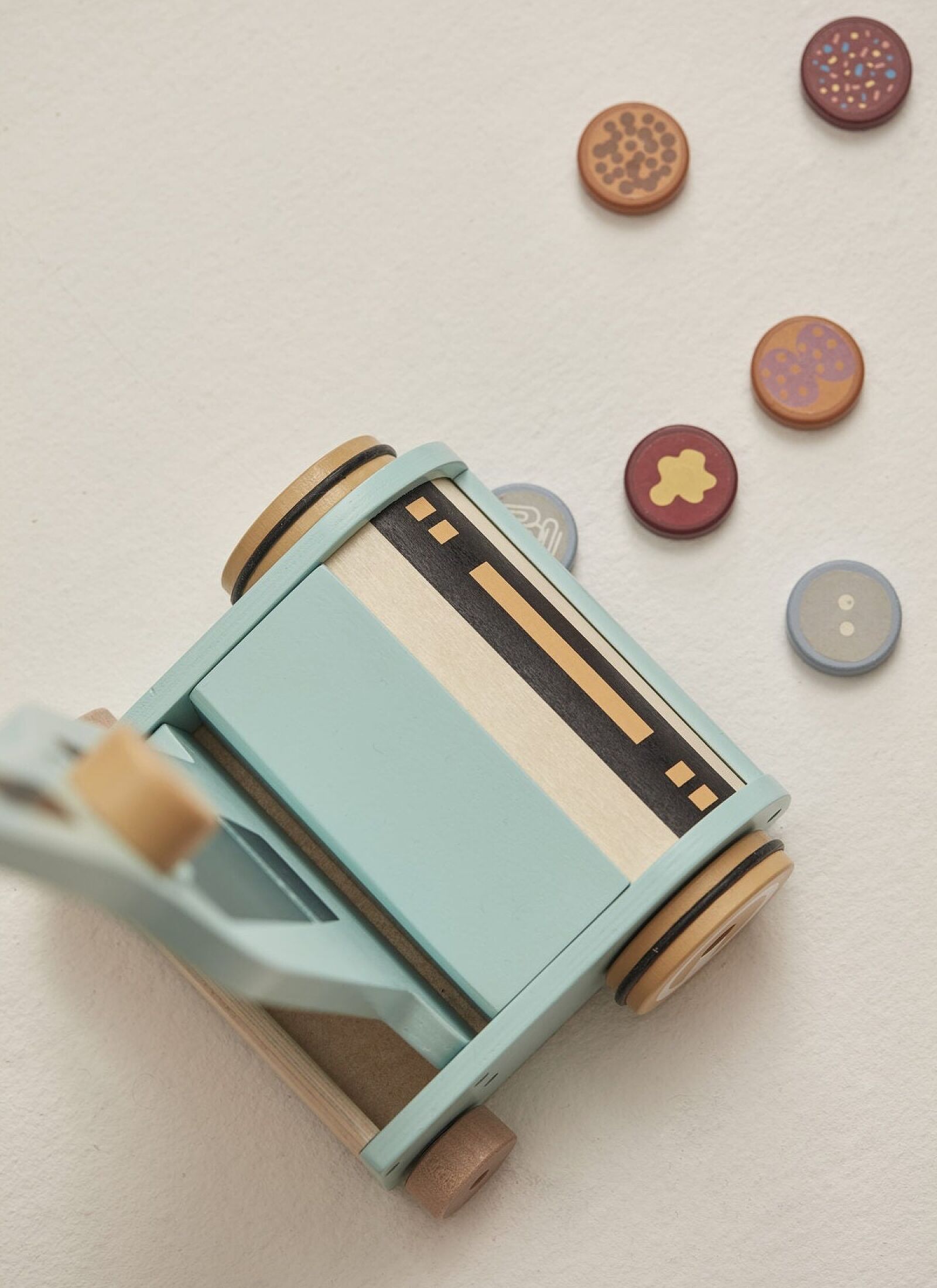 WOODEN VACUUM CLEANER