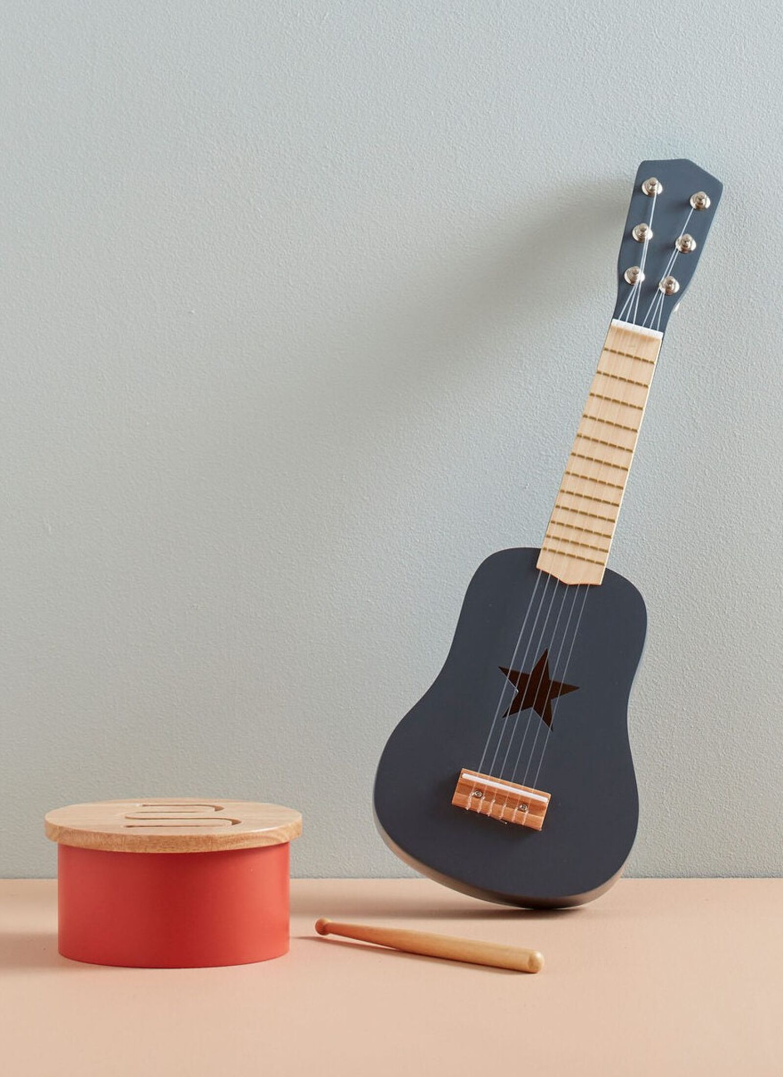 WOODEN GUITAR STAR DARK GREY