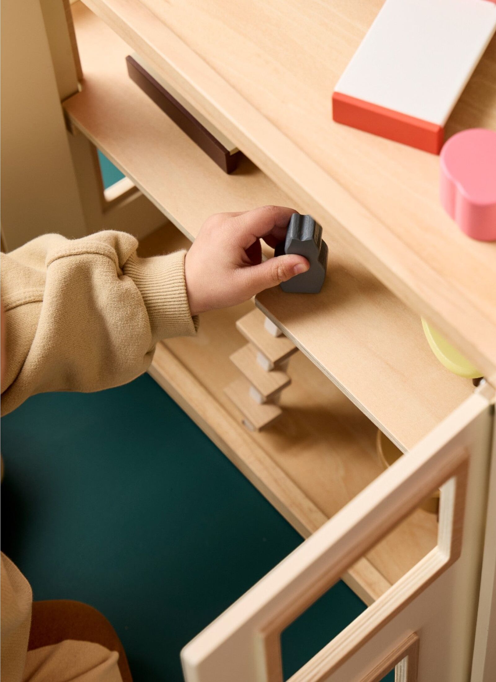 WOODEN TOY DOLLHOUSE AIDEN