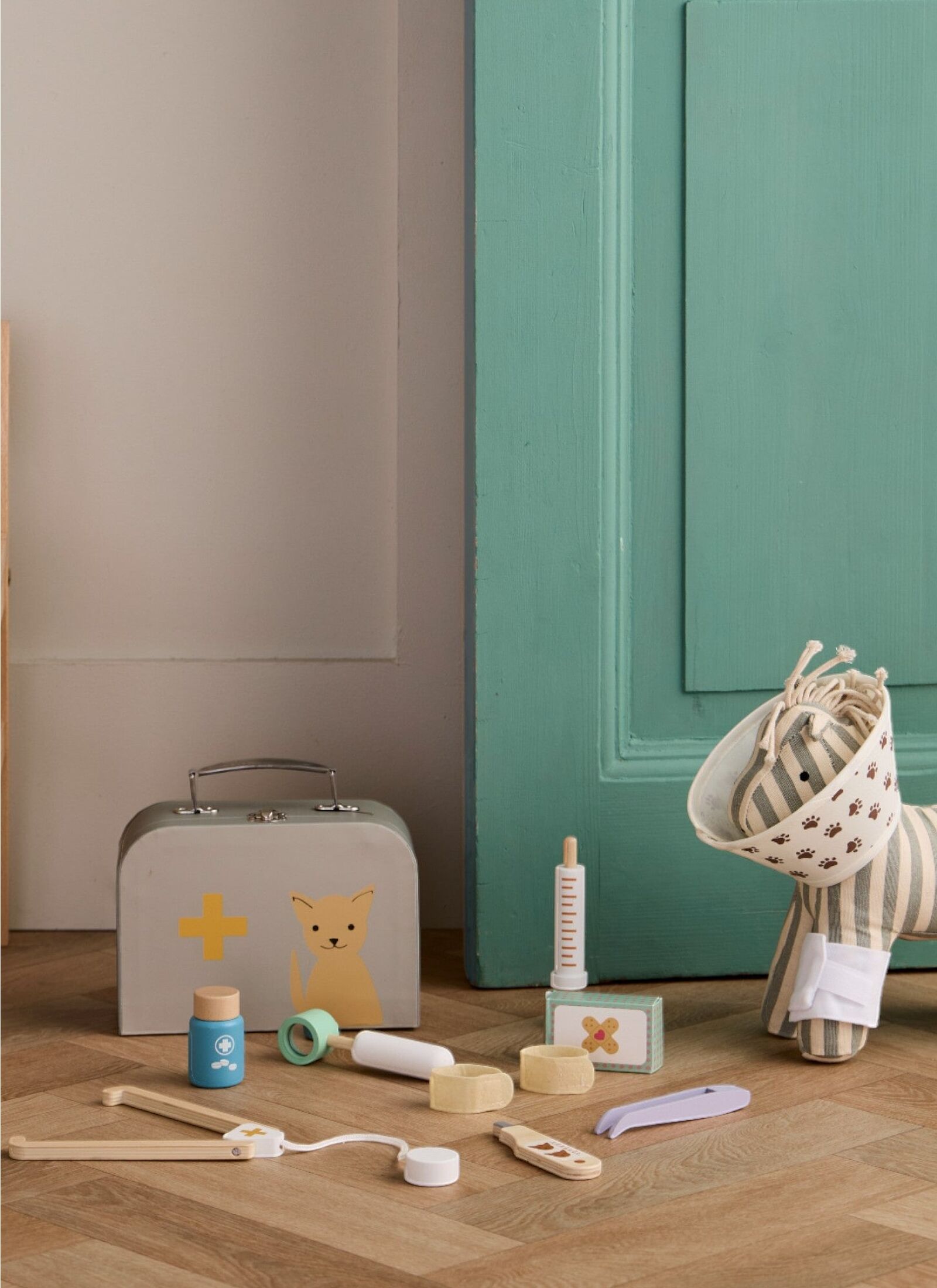 WOODEN VETERINARY SET KID'S HUB