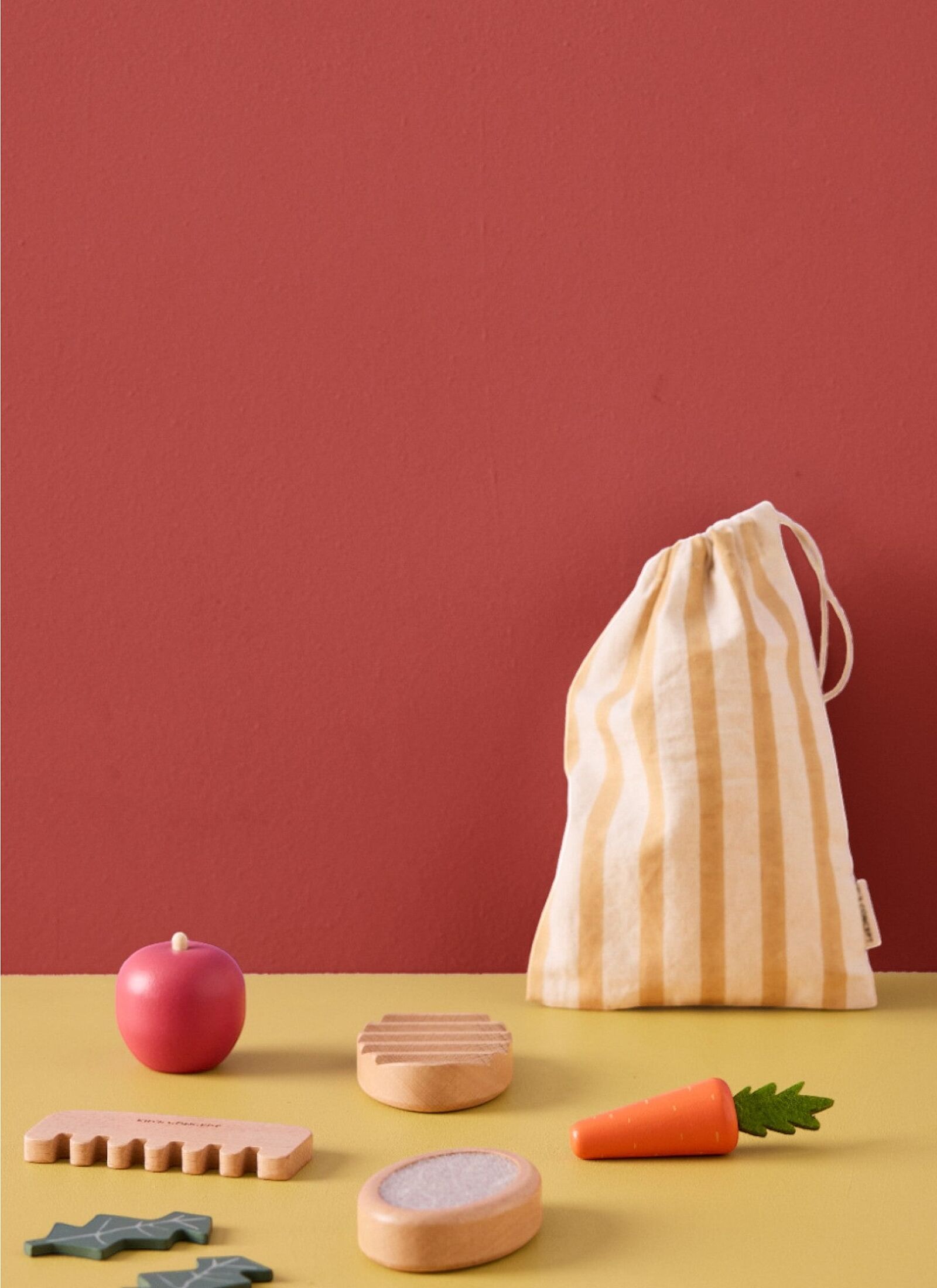 WOODEN HORSE CARE SET KID'S HUB