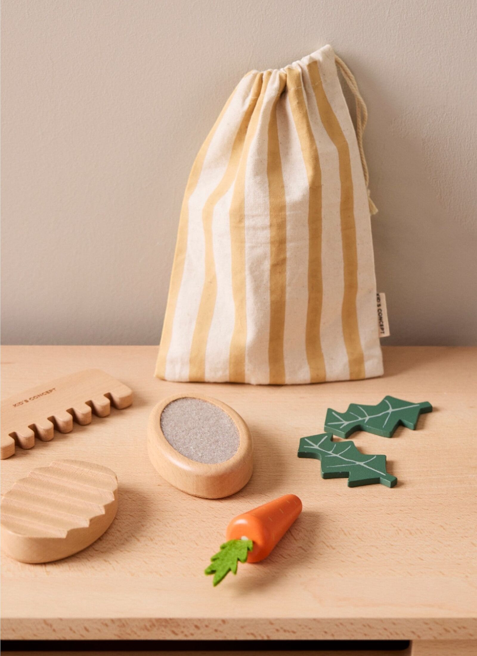 WOODEN HORSE CARE SET KID'S HUB