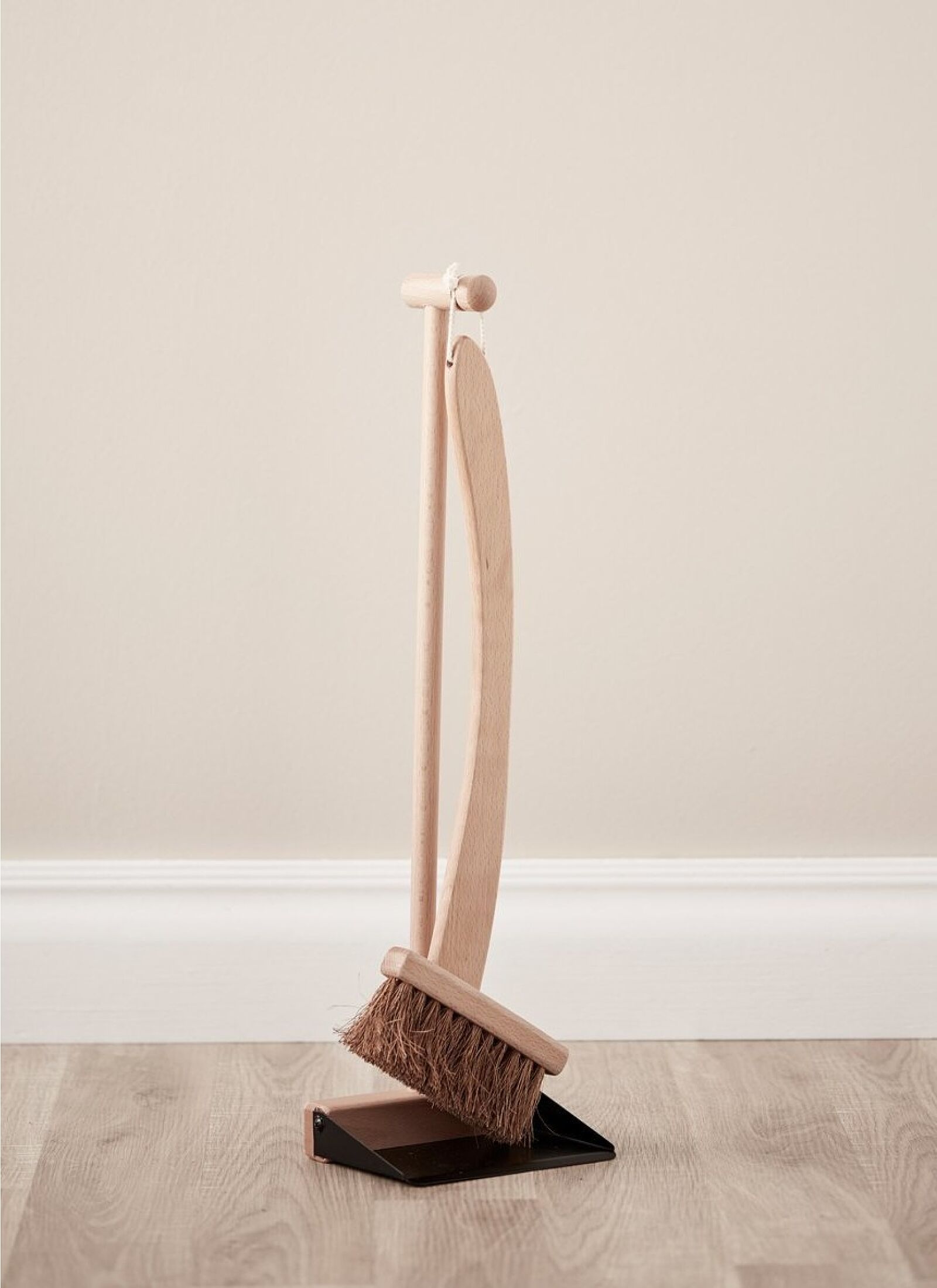 WOODEN BRUSH AND DUSTPAN