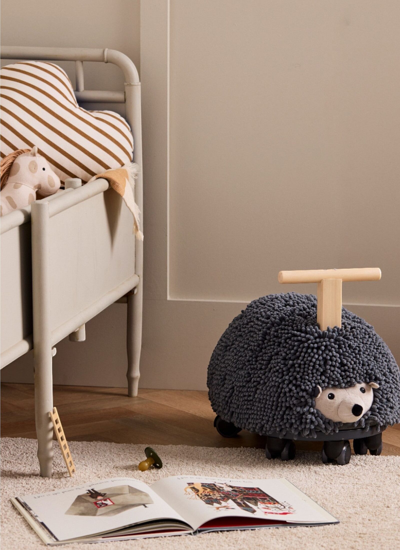 WOODEN WHEELBARROW EDVIN HEDGEHOG