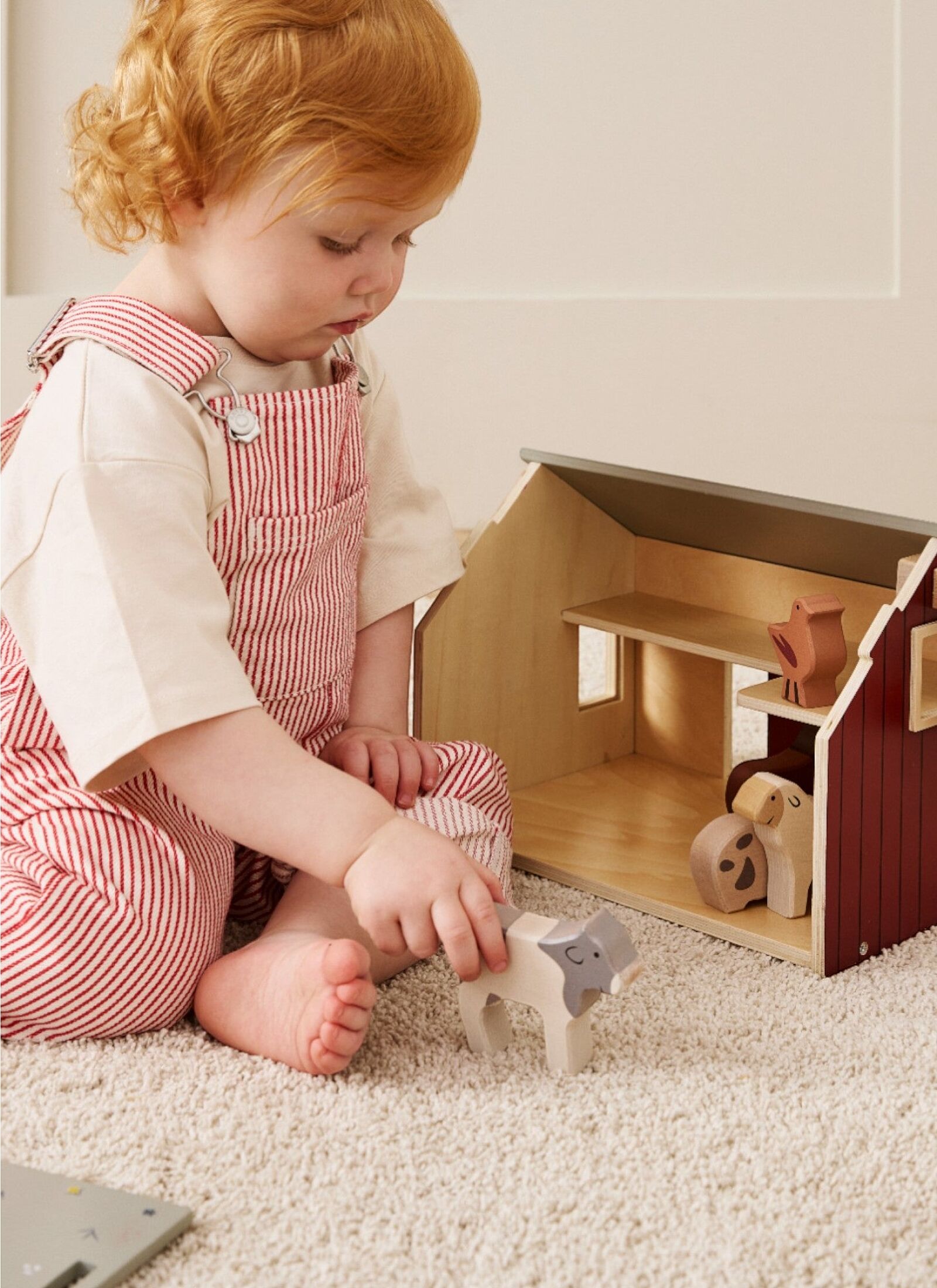WOODEN FARM WITH SOLAR PANELS AIDEN