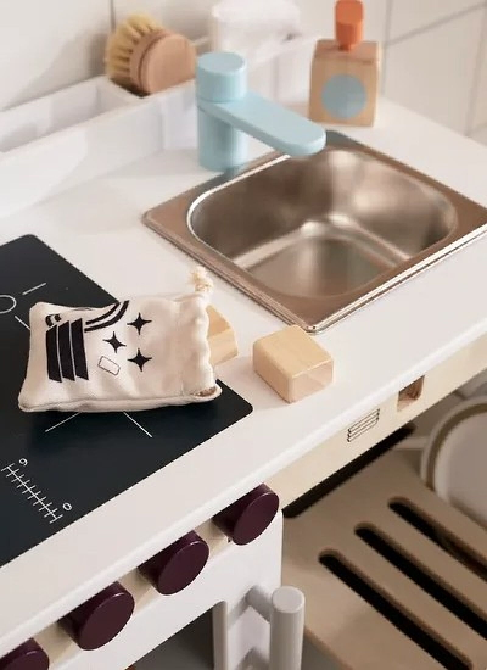 WOODEN TOY KITCHEN WITH DISHWASHER