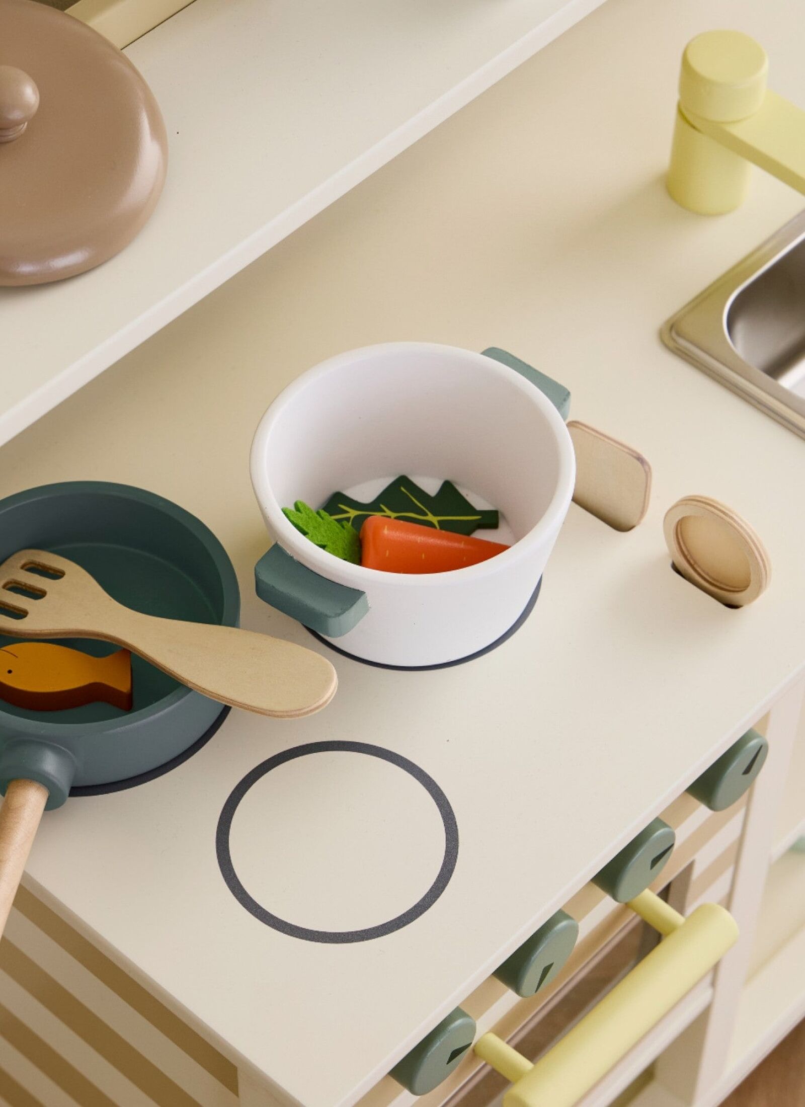 WOODEN TOY KITCHEN KID'S HUB