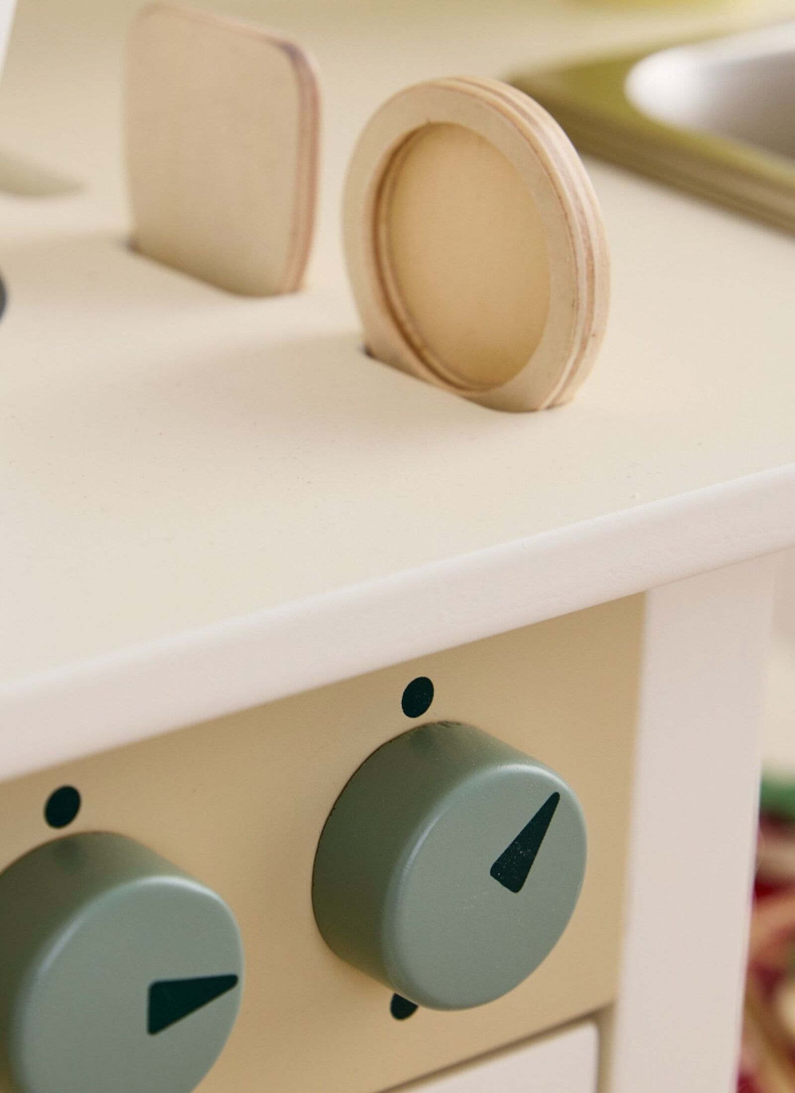 WOODEN TOY KITCHEN KID'S HUB