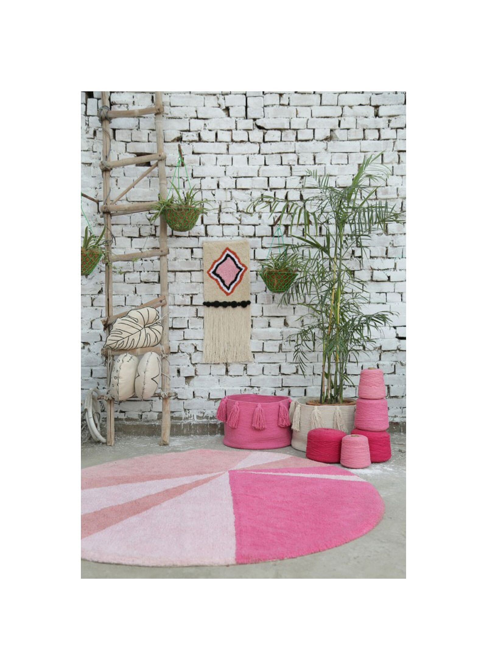 BASKET TASSELS FUCHSIA (30X45)