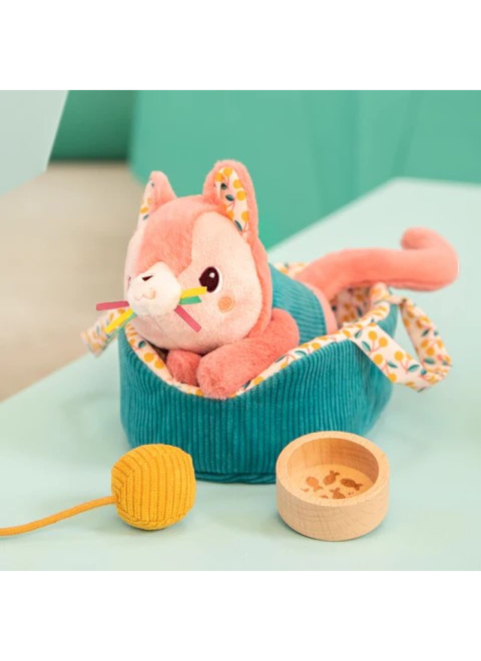 SOFT KITTY WITH BASKET JEANNE