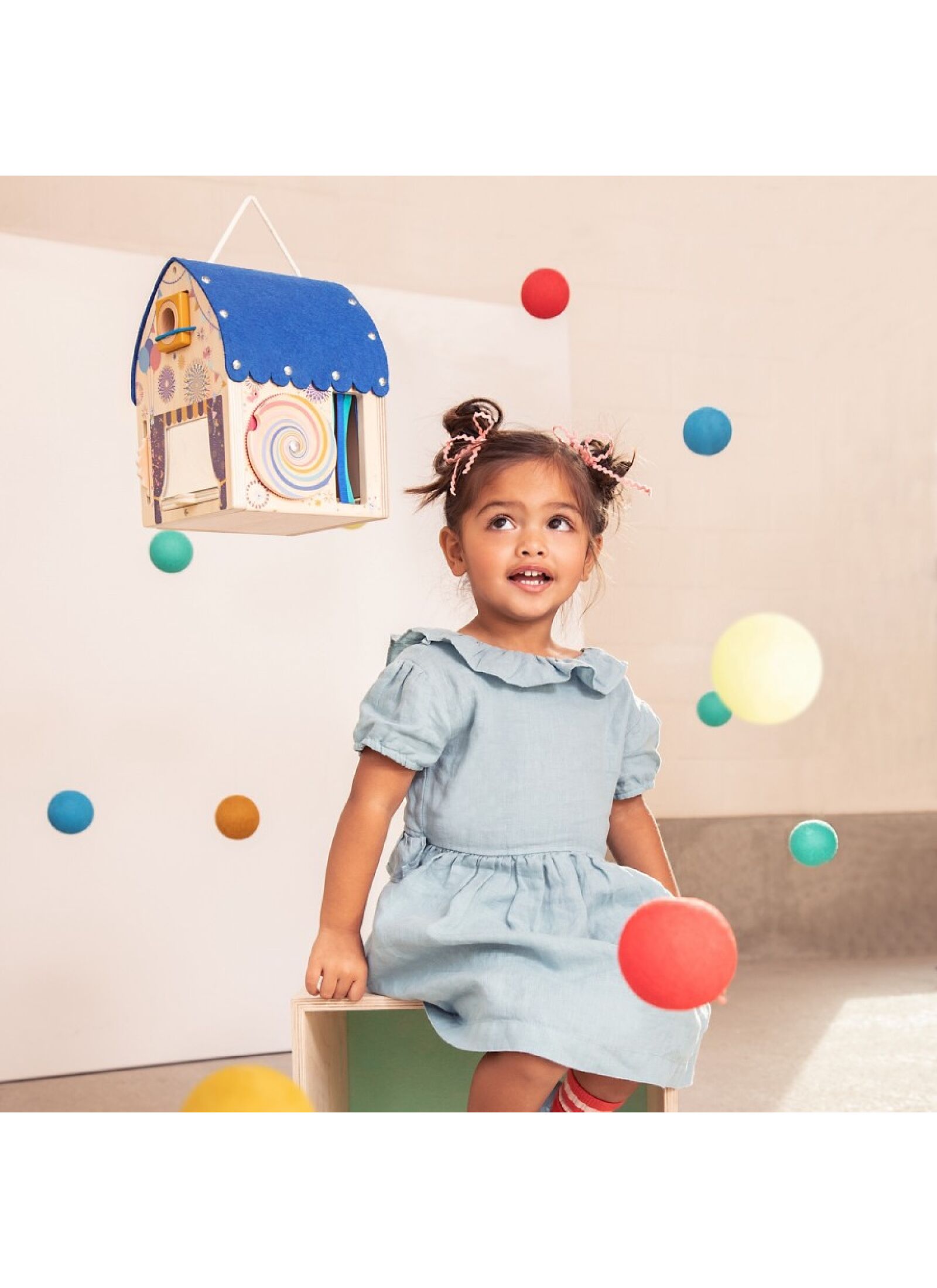 WOODEN ILLUTIONIST'S DISCOVERY HOUSE