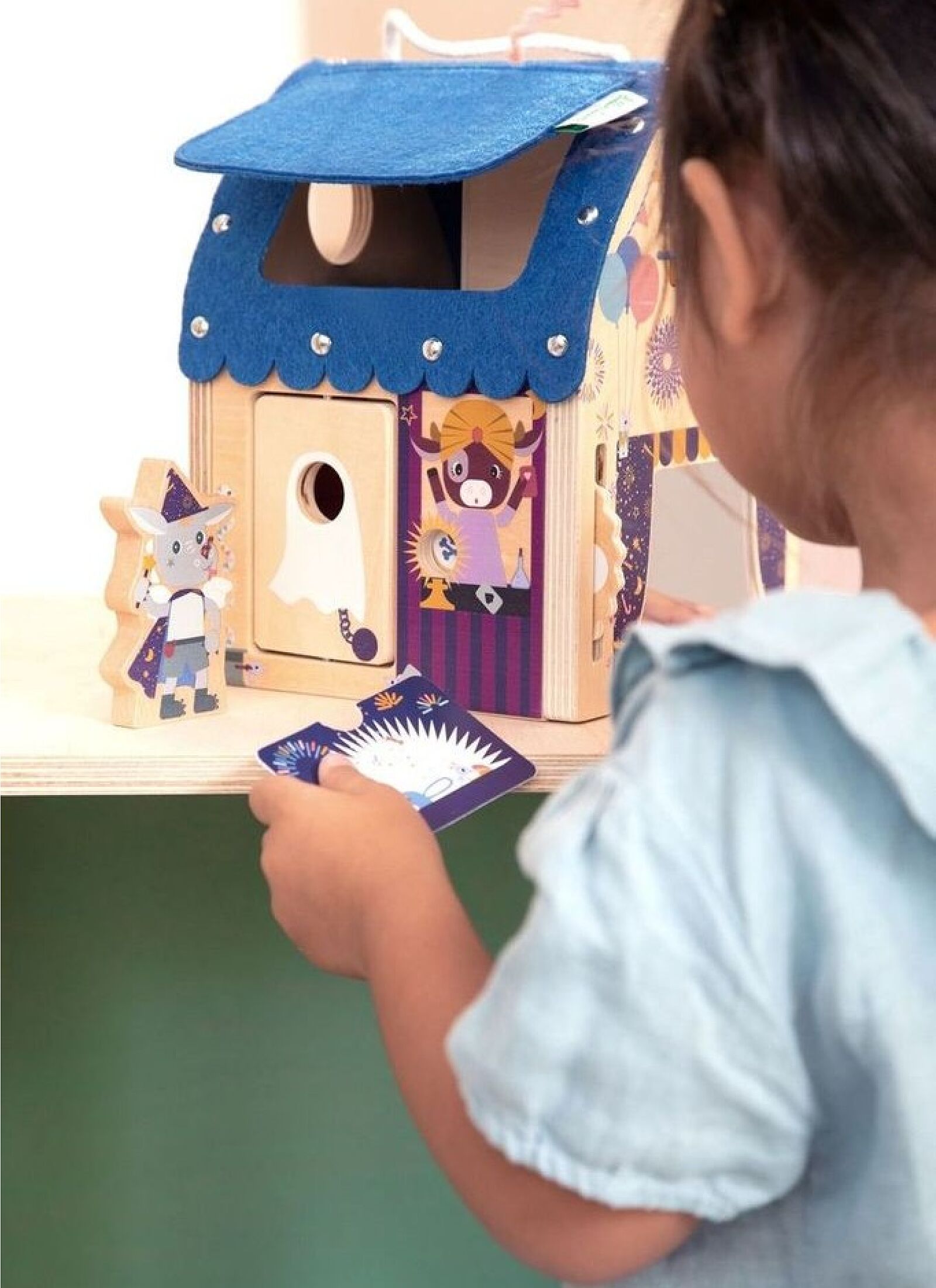 WOODEN ILLUTIONIST'S DISCOVERY HOUSE