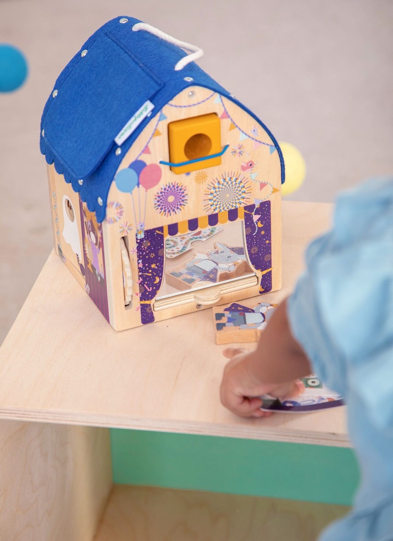 WOODEN ILLUTIONIST'S DISCOVERY HOUSE