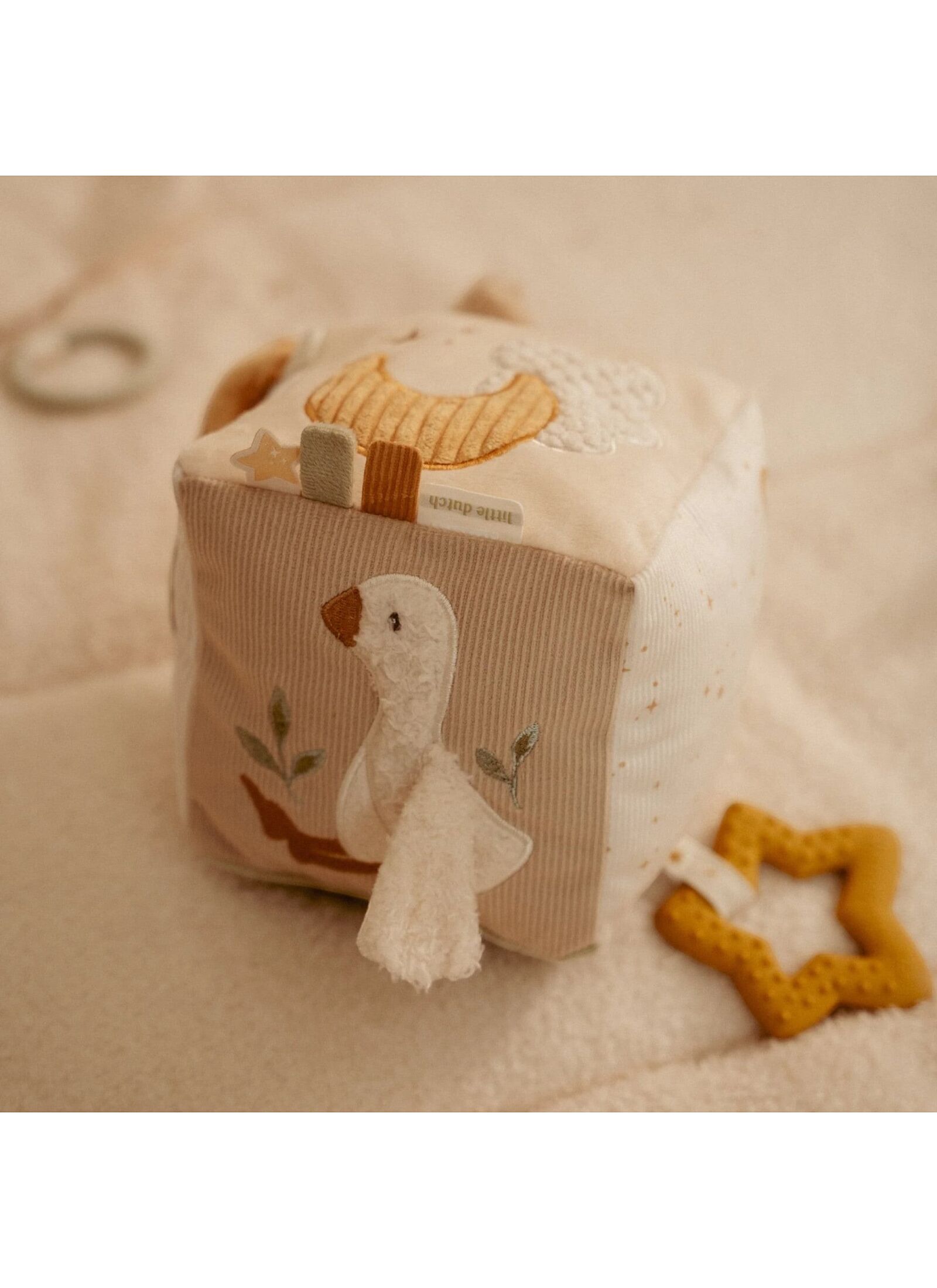 SOFT ACTIVITY CUBE NEWBORN NATURALS