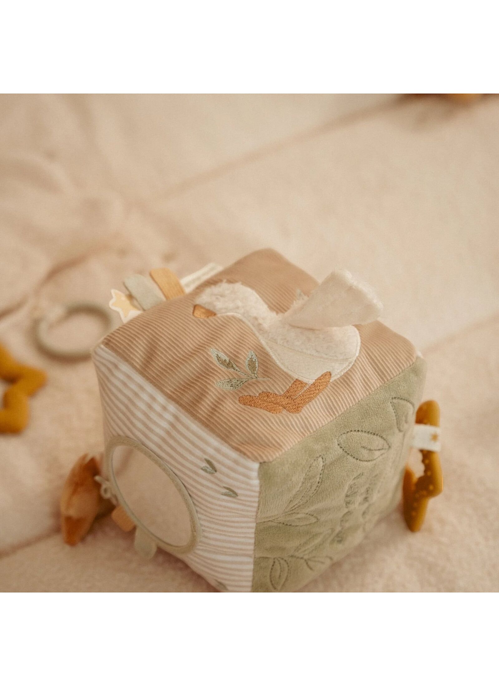 SOFT ACTIVITY CUBE NEWBORN NATURALS