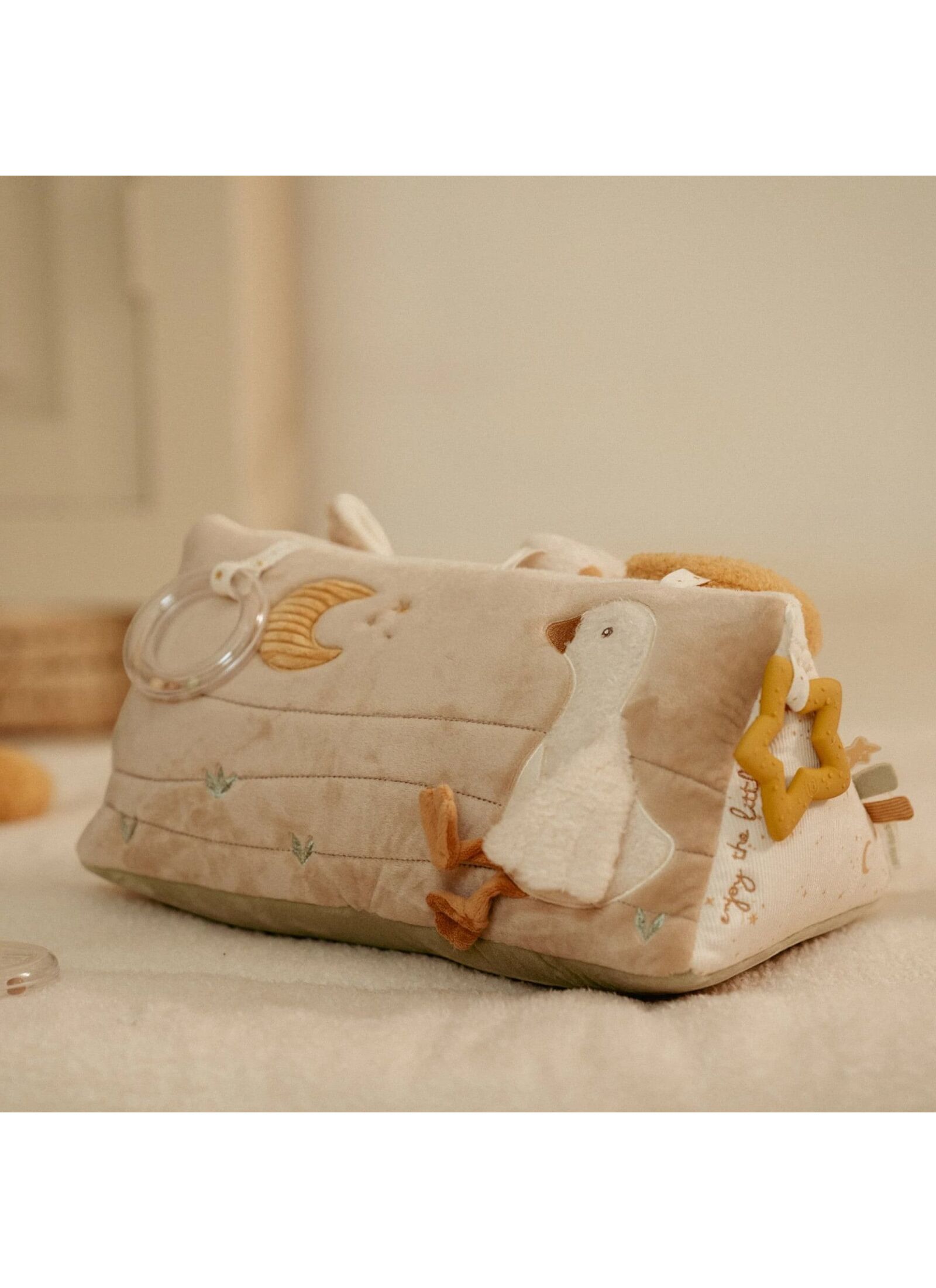 SOFT ACTIVITY TRIANGLE NEWBORN NATURALS