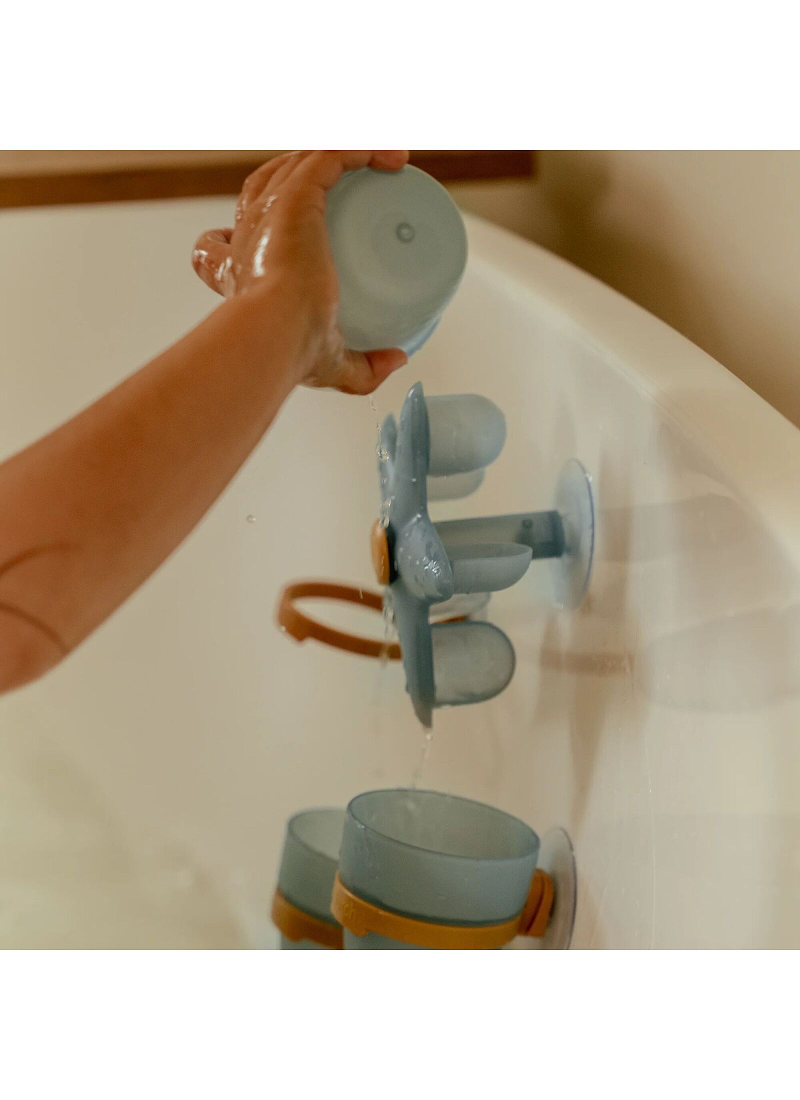 BATH TOY WITH CUPS AND STARFISH