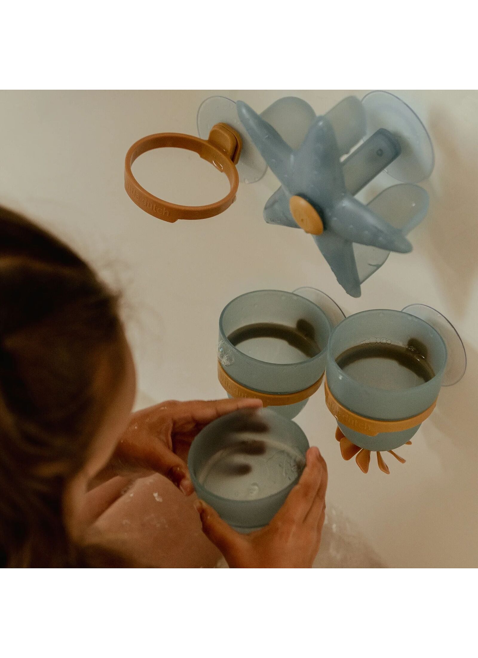 BATH TOY WITH CUPS AND STARFISH