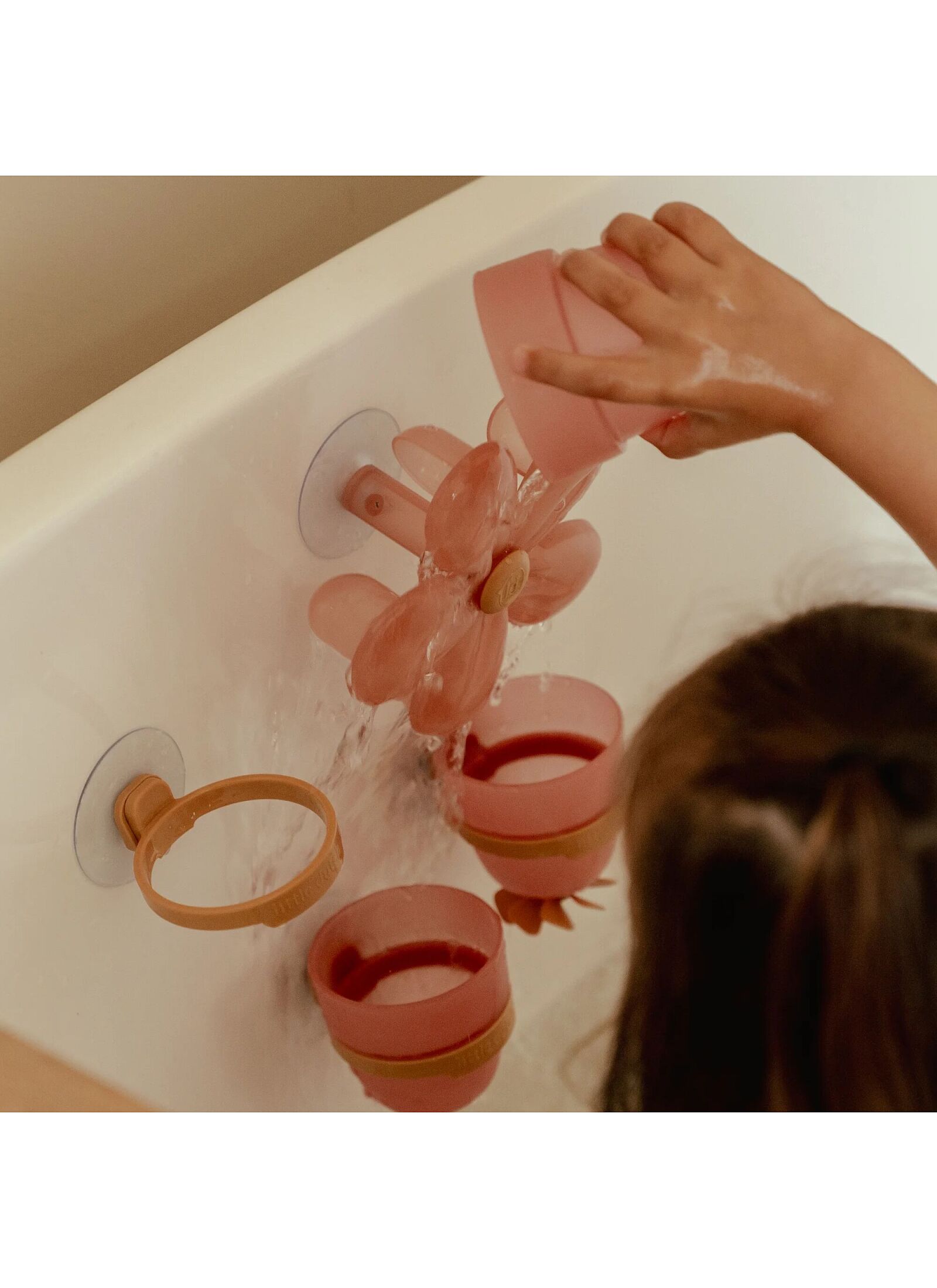 BATH TOY WITH CUPS AND FLOWER