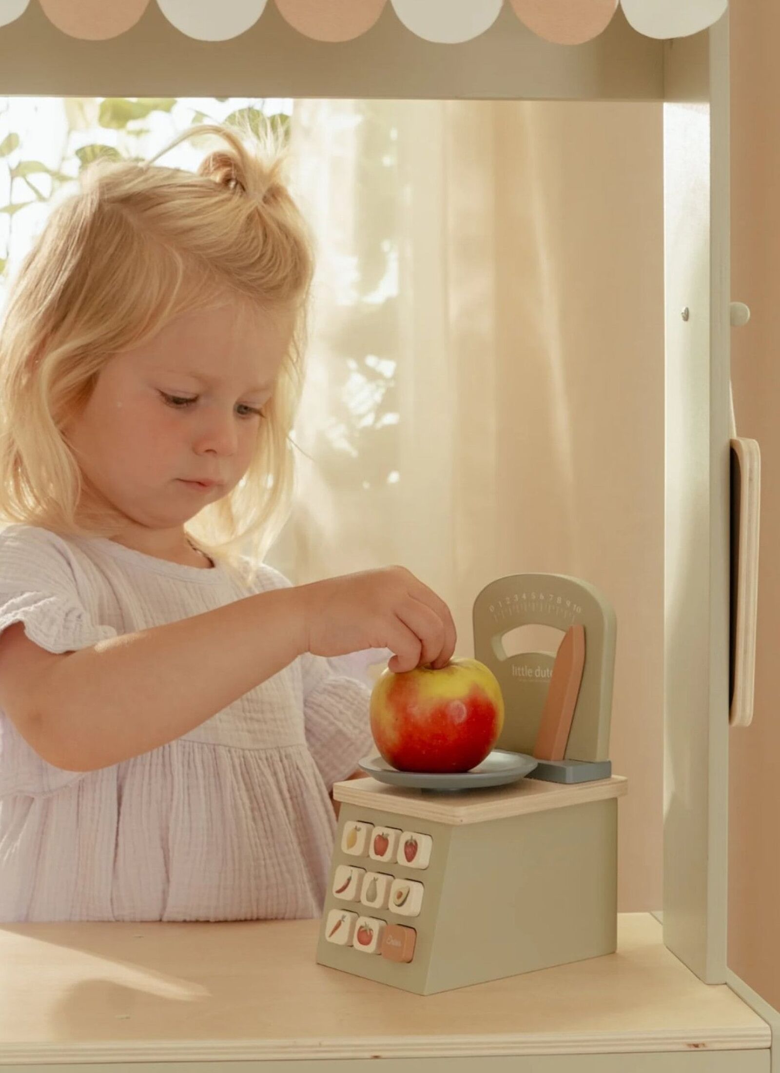 WOODEN WEIGHING SCALES
