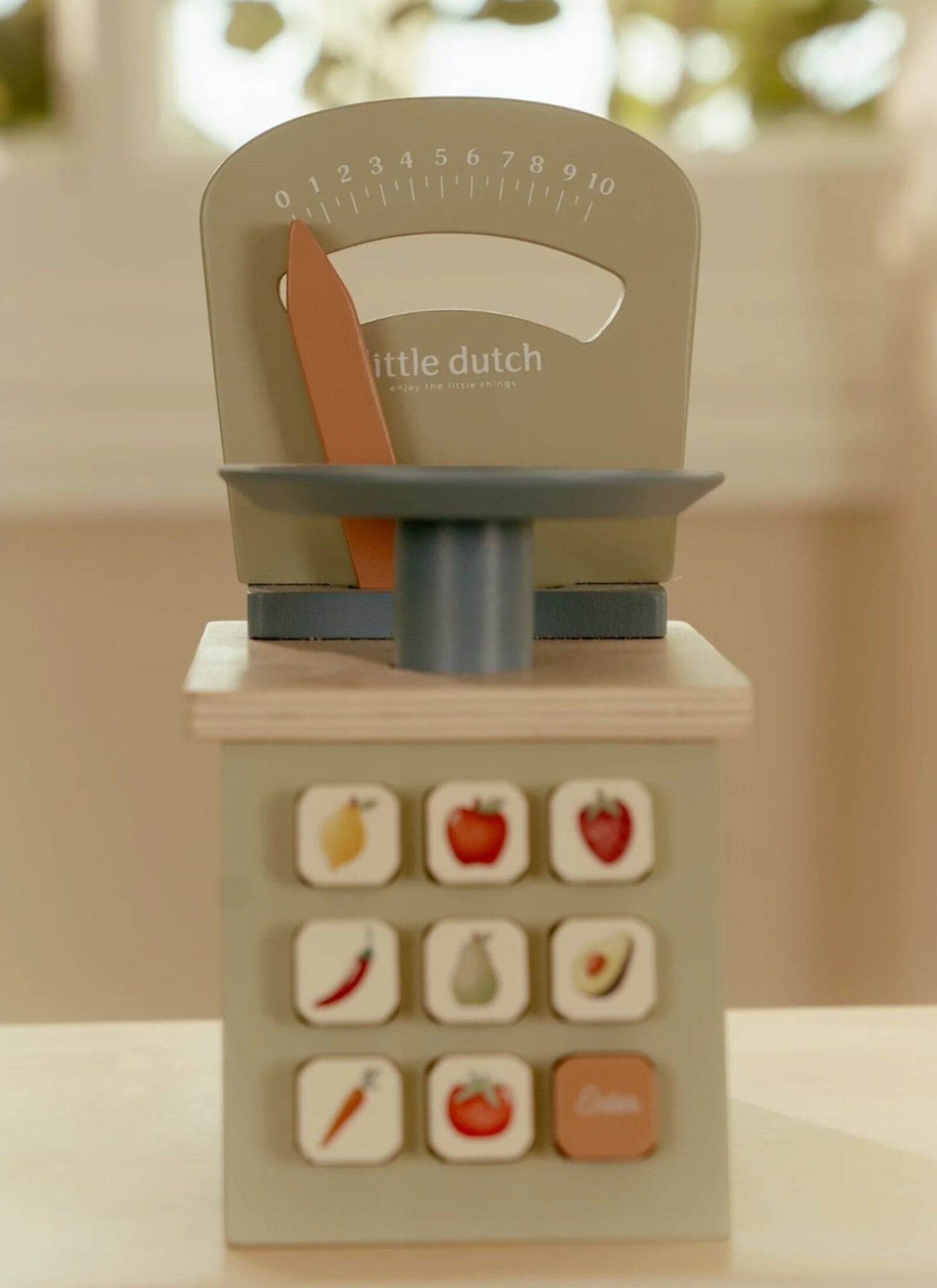 WOODEN WEIGHING SCALES