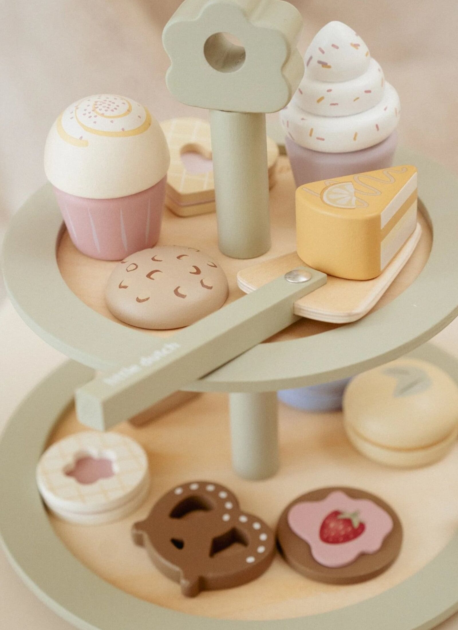 WOODEN PLATE WITH SWEETS