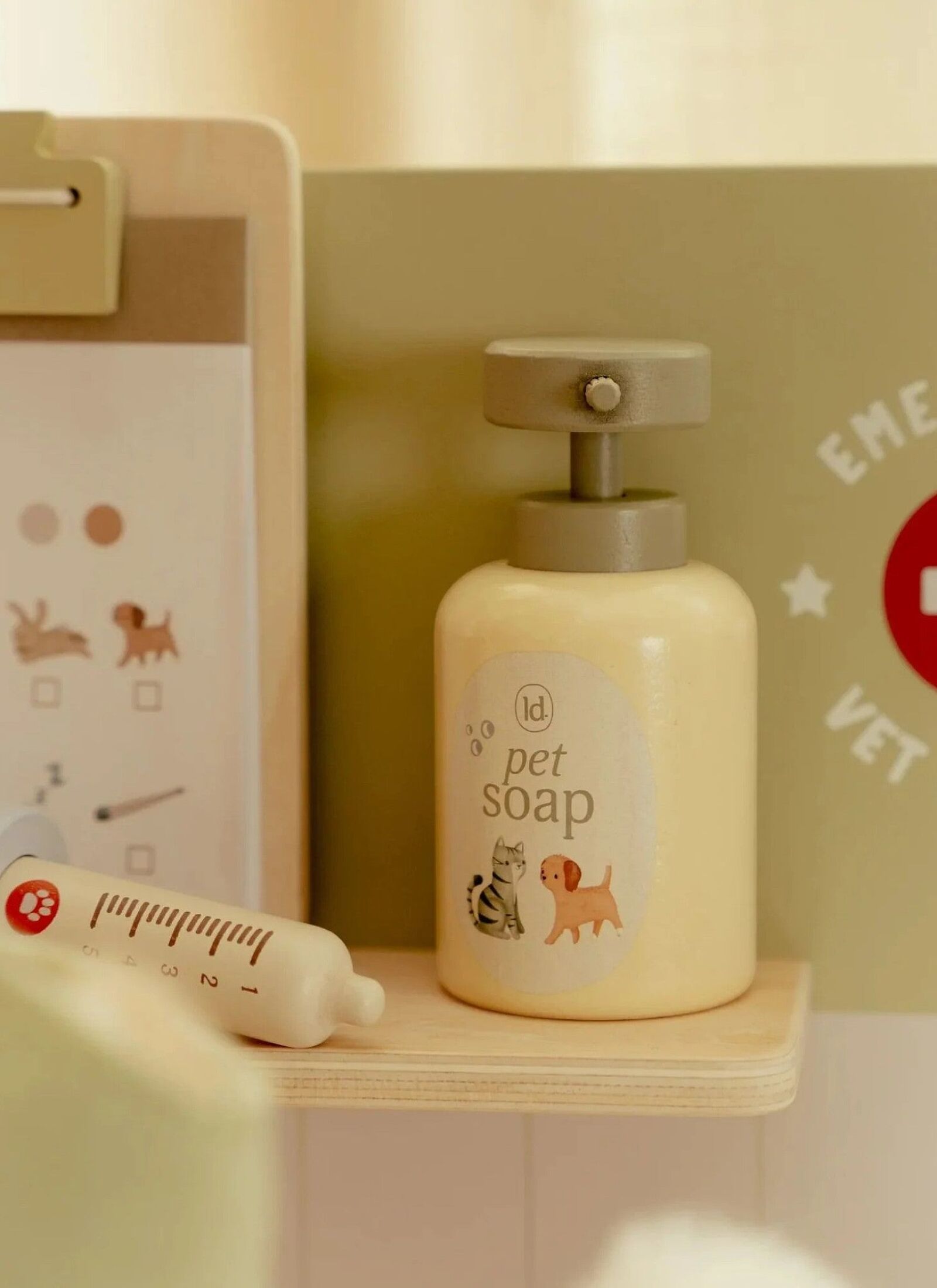 WOODEN TOY VATERINARY