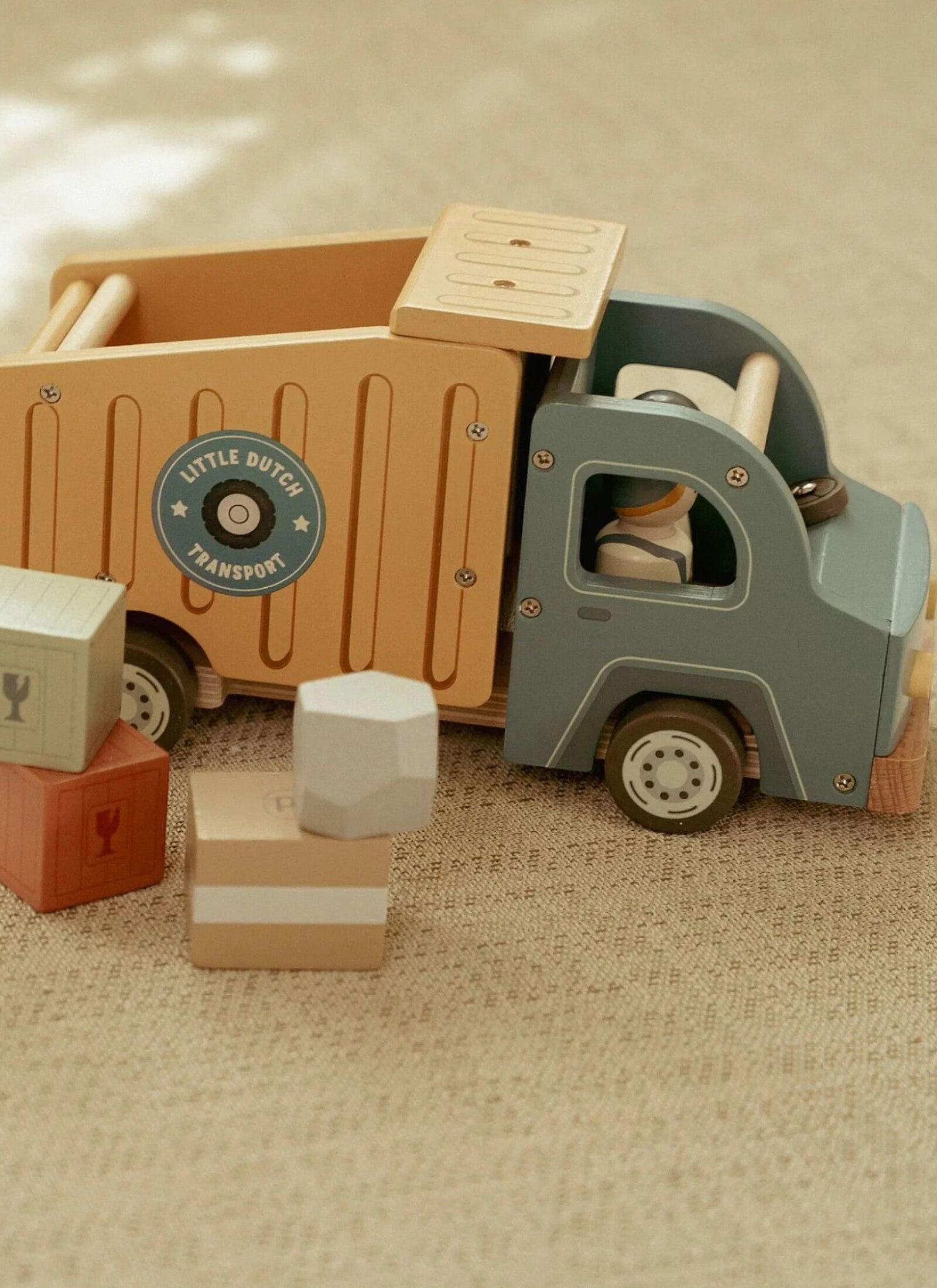 WOODEN DUMP TRUCK