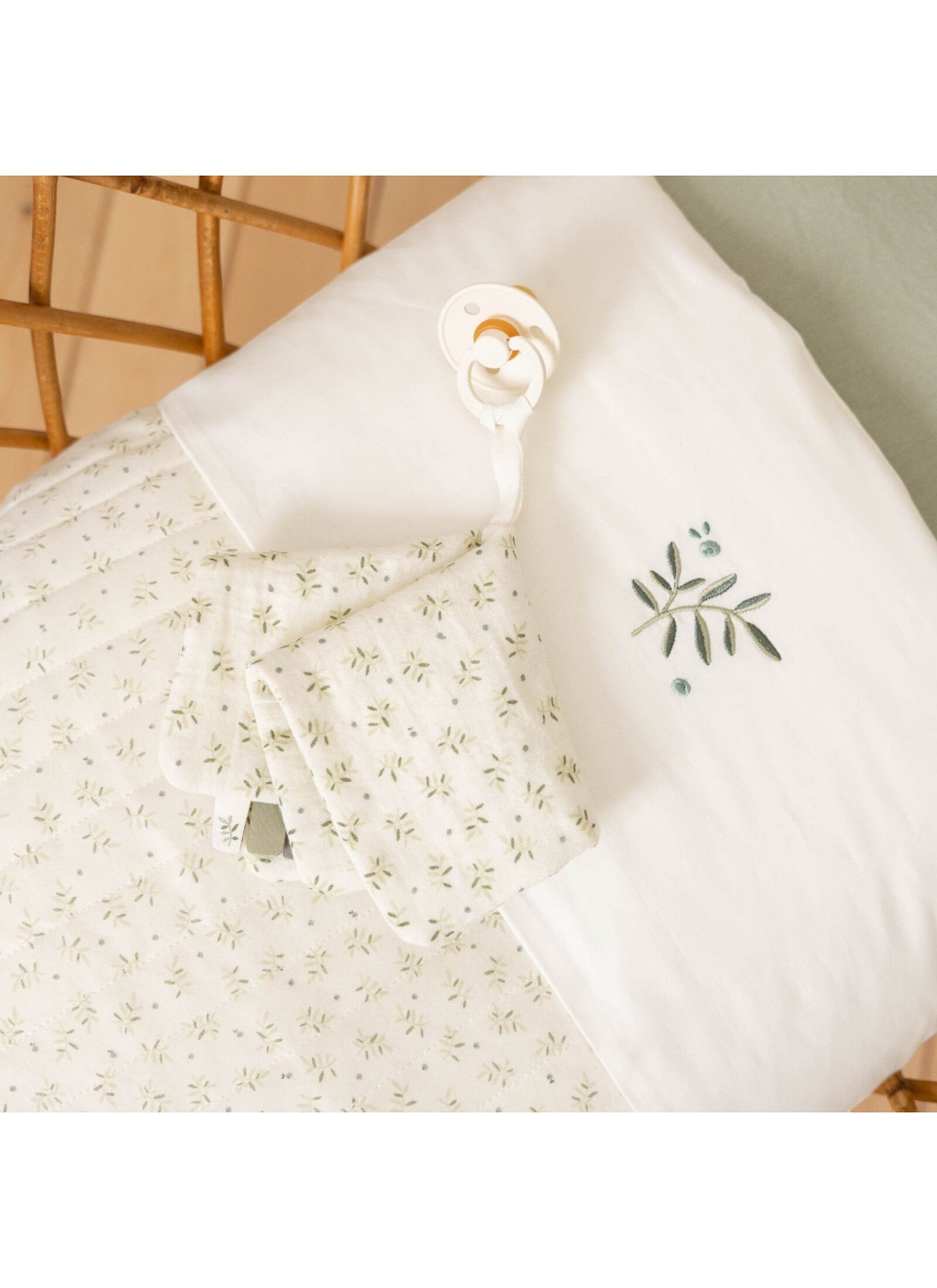 CRIB SHEET BLUEBERRY LEAVES