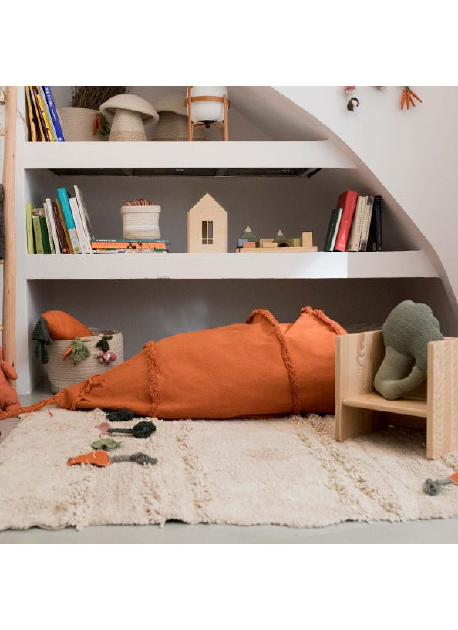 FLOOR CUSHION CATHY THE CARROT