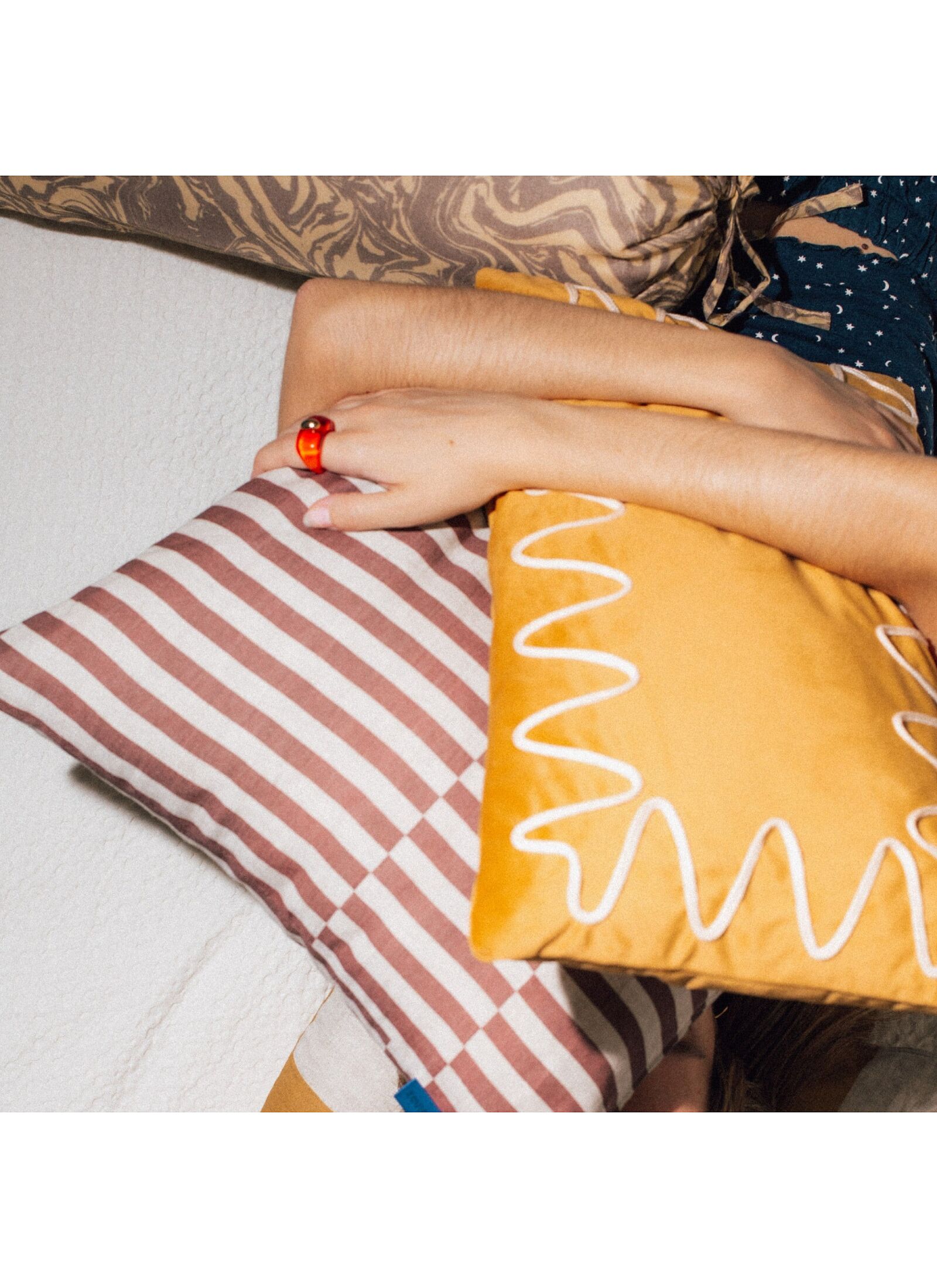 CUSHION (48X30) VELVET OCHRE