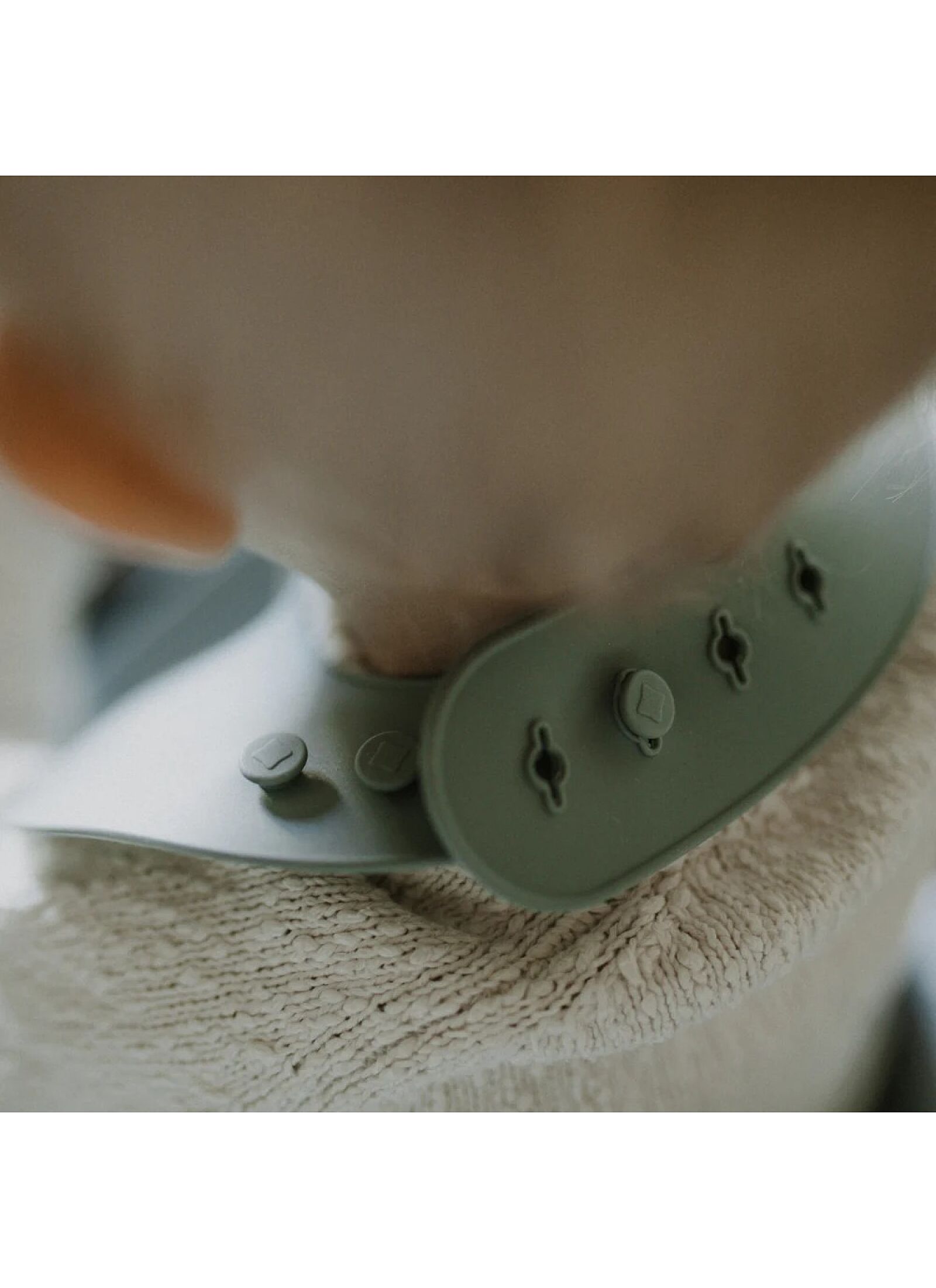 SILICONE BIB LITTLE WHEELS