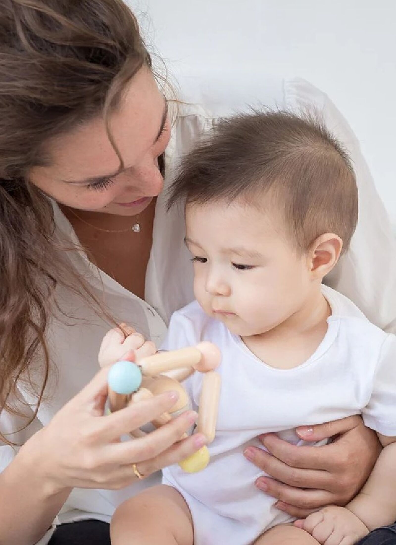 TRIANGLE CLUTCHING TOY PASTEL