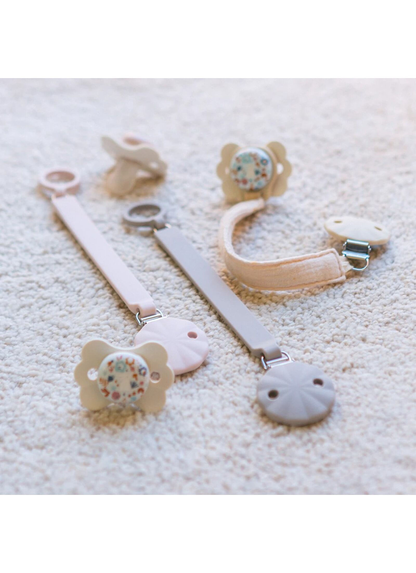 PACIFIER CLIP WONDERLAND PINK