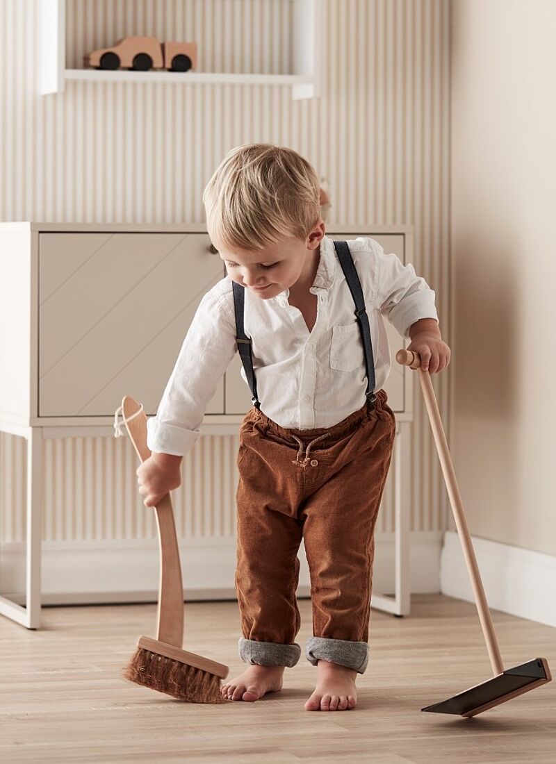 WOODEN BRUSH AND DUSTPAN
