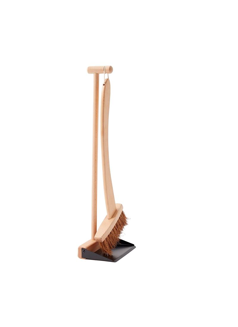 WOODEN BRUSH AND DUSTPAN