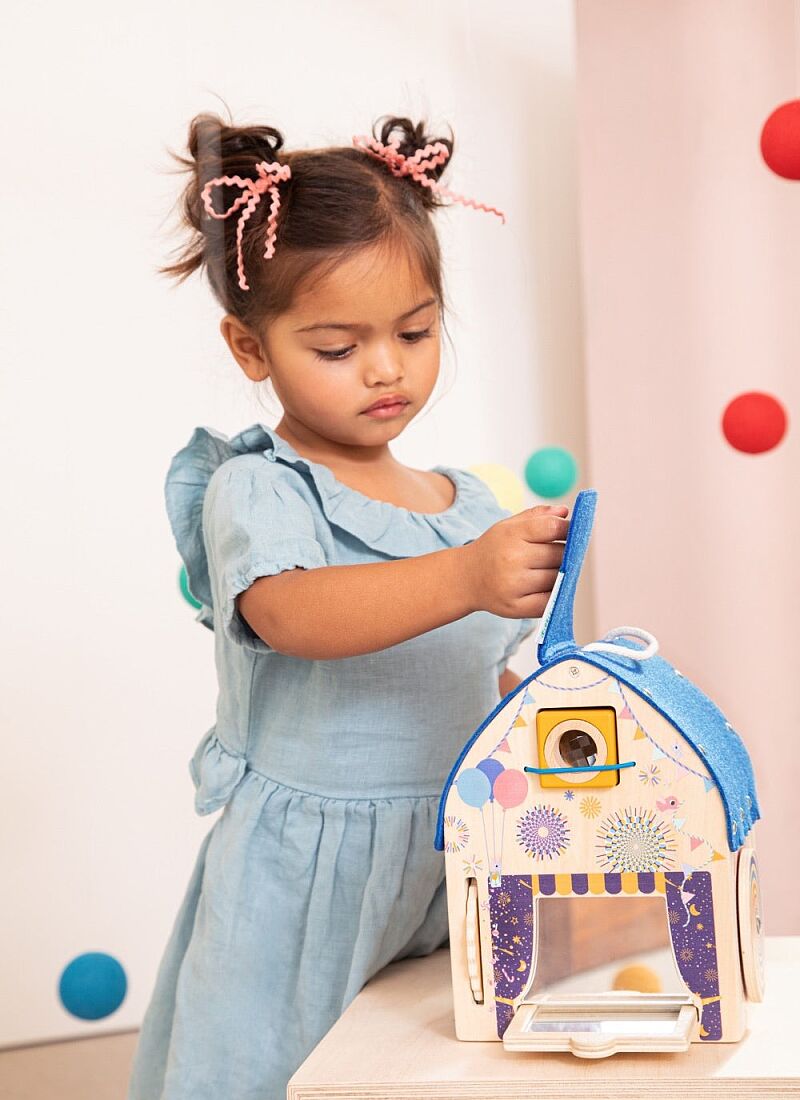 WOODEN ILLUTIONIST'S DISCOVERY HOUSE