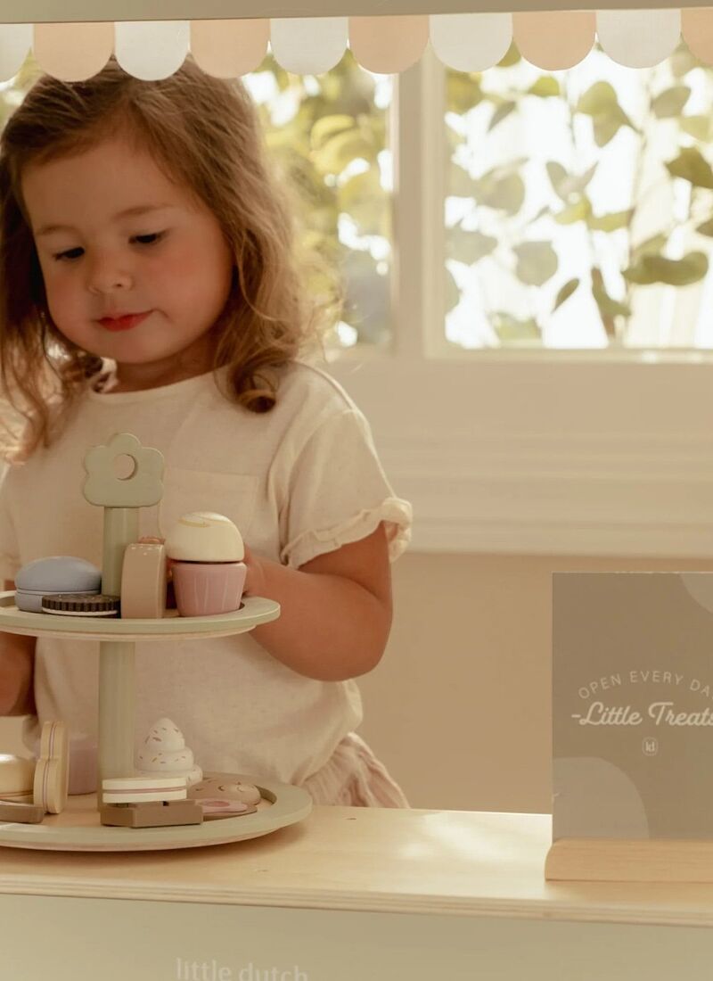 WOODEN PLATE WITH SWEETS