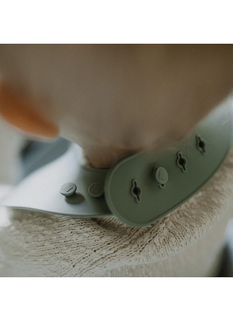SILICONE BIB LITTLE WHEELS